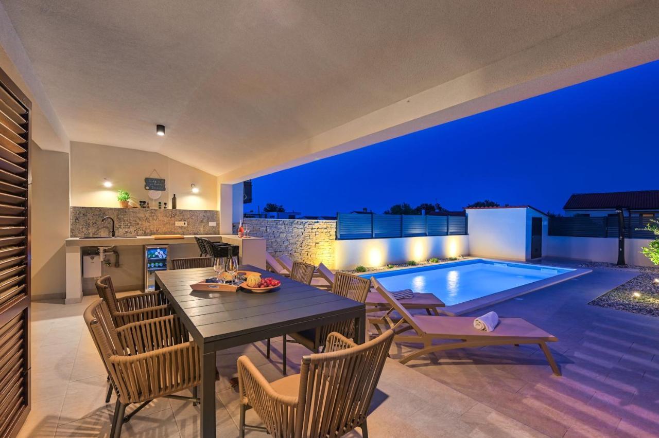 Apartment Zala With Private Pool Liznjan Exterior photo